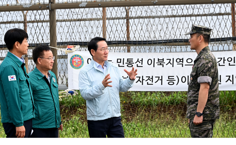 유정복 인천광역시장이 9월 18일 강화군 송해면 당산리 대남 소음방송 현장을 찾아 군관계자로부터 현황을 보고받고 현장을 점검하고 있다.